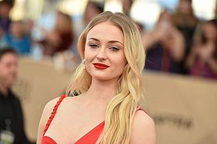 Jordan Strauss/AP/dpa | Sophie Turner hat am Set von «Game of Thrones» viel gelernt.