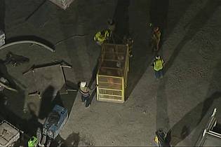 -/KABC/ABC7 Los Angeles via AP/dpa | Ersten Berichten zufolge kletterten einige Arbeiter über lose Erde und wurden dann mit einem Tunnelfahrzeug zum Ausgang gebracht.