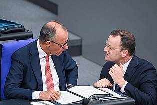 Katharina Kausche/dpa | Kanzler Merz stellt sich hinter Unionsfraktionschef Spahn.