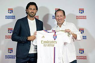 Laurent Cipriani/AP/dpa | Im Zentrum der Proteste: Lysons Clubbesitzer John Textor - hier bei der Vorstellung des ehemaligen Trainers Fabio Grosso.