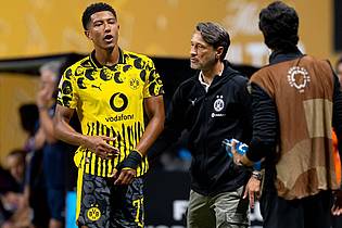 Sven Hoppe/dpa | Tröstende Worte von Trainer Niko Kovac für den nun gesperrten Jobe Bellingham.