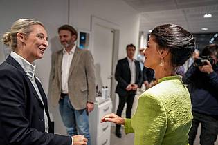 Kay Nietfeld/dpa | AfD-Chefin Alice Weidel und BSW-Gründerin Sahra Wagenknecht hatten sich im Herbst 2024 beim Sender «Welt» zum TV-Duell getroffen. Gespräche beider Parteien befürworten beide Seiten. (Archivbild)