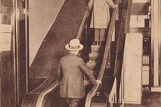 Kölnisches Stadtmuseum/dpa | Eine Postkarte aus dem Kölnischen Stadtmuseum zeigt die erste deutsche Rolltreppe im Kölner Kaufhaus Tietz im Jahr 1925.