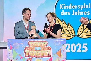 Annette Riedl/dpa | Den Preis «Kinderspiel des Jahres» 2025 erhielt «Topp die Torte!» von Wolfgang Warsch.