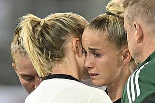 Gian Ehrenzeller/KEYSTONE/dpa | Giulia Gwinn wird von ihrer Bayern-Kollegin Lea Schüller getröstet. 