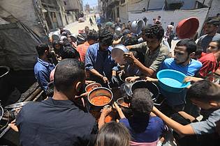 Omar Ashtawy/APA Images via ZUMA Press Wire/dpa | Mehrere Gemeinden in Gaza haben wegen ausbleibender Treibstoffversorgung die Einstellung kommunaler Dienstleistungen angekündigt. (Archivbild) 