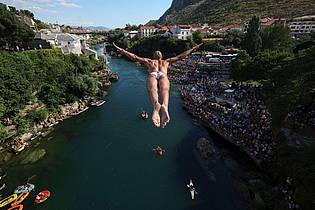 Armin Durgut/AP/dpa | Der Sprung von der Brücke Stari Most in Mostar ist nur etwas für Trainierte. (Archivbild)
