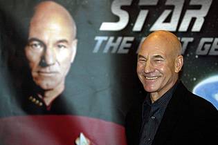 Kay Nietfeld/dpa | Der britische Schauspieler Patrick Stewart, bekannt als Captain Jean-Luc Picard vom "Raumschiff Enterprise",.
