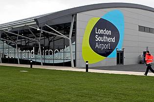 Chris Radburn/PA Wire/dpa | Der Flughafen London Southend bleibt nach dem Absturz eines Geschäftsflugzeugs vorübergehend geschlossen. (Archivbild) 