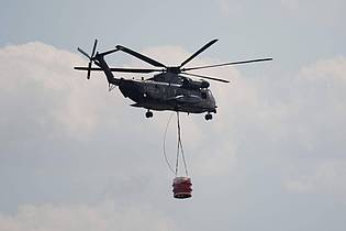 Sebastian Kahnert/dpa | Auch ein Löschhubschrauber soll bei Tageslicht unterstützen, hieß es.