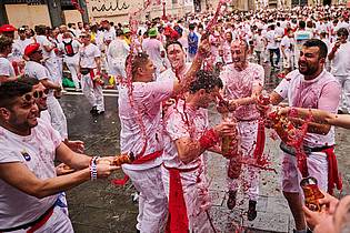 Miguel Oses/AP/dpa | Die Feiernden warten auf den Start der «Chupinazo»-Rakete, mit der das San-Fermín-Festival 2025 offiziell eröffnet wird.