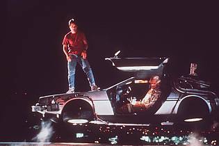 Kpa Publicity/United Archives/dpa |  In «Zurück in die Zukunft» wird der von Michael J. Fox verkörperte Held Marty McFly - mit Hilfe eines umgebauten Sportwagens vom Typ DeLorean DMC-12 - aus dem Jahr 1985 ins Jahr 1955 katapultiert.