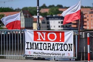 Patrick Pleul/dpa | Polnische Rechtsradikale haben Bürgerwehren formiert, die an der Grenze nach Migranten suchen. (Archivbild) 