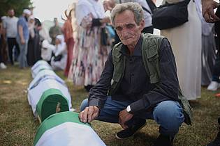 Armin Durgut/AP/dpa | Sechs weitere identifizierte Opfer des Massakers von Srebrenica von 1995 werden am Internationalen Gedenktag beigesetzt.