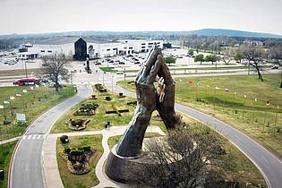 -/Artline Films/ARTE F/dpa | Die «Praying Hands-Statue» von Tulsa im US-Staat Oklahoma.