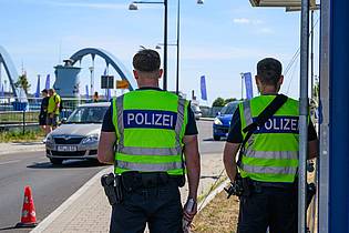 Patrick Pleul/dpa | Wie hier an der polnischen Grenze kontrolliert Deutschland mittlerweile auch alle anderen Landgrenzen. 