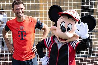 Sven Hoppe/dpa | Thomas Müller in Orlando mit Micky Maus.
