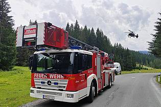 -/News5/dpa | Ein Einsatzfahrzeug der Feuerwehr steht in der Nähe der Absturzstelle eines Kleinflugzeugs im Gemeindegebiet von Krimml. 