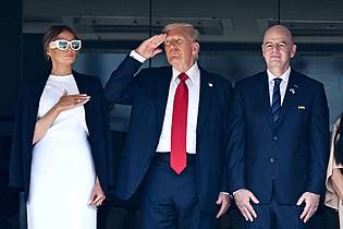 Sven Hoppe/dpa | Trump. First Lady Melania und FIFA-Präsident Gianni Infantino beim Abspielen der amerikanischen Nationalhymne vor dem Anpfiff.