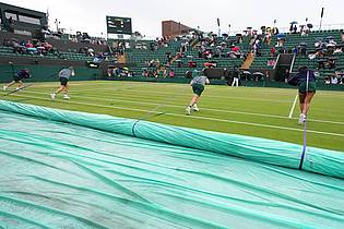 Kirsty Wigglesworth/AP/dpa | Zweimal muss der Platz während der Partie von Laura Siegemund abgedeckt werden.