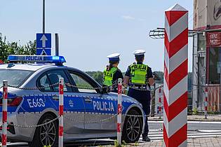Patrick Pleul/dpa | Polnische Polizistinnen stehen am deutsch-polnischen Grenzübergang Stadtbrücke zwischen Frankfurt (Oder) und Slubice.