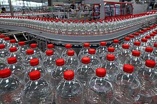Hendrik Schmidt/dpa | Das Unternehmen Roxane GmbH aus Jessen hat mehrere Mineralwasser wegen Verunreinigung zurückgerufen. (Archivbild)