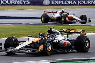 Andrew Matthews/PA Wire/dpa | McLaren-Fahrer Oscar Piastri aus Australien vor seinem Teamkollegen Lando Norris aus Großbritannien auf der Strecke.