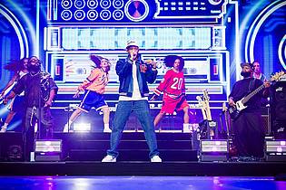 Moritz Frankenberg/dpa | Mit Tänzerinnen und Liveband sorgt Will Smith in Wolfsburg für Stimmung.