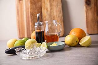 Christin Klose/dpa-tmn | Säure bricht schwere Strukturen auf und bringt Frische: Das klappt etwa mit Apfelessig, Balsamico, Schalen und Saft von Zitrusfrüchten wie Orangen, Zitronen und Limetten.