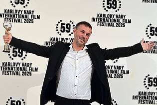 Slavomír Kube?/CTK/dpa | Der slowakische Regisseur Miro Remo posiert mit seiner Auszeichnung in der Hand. Miro gewann den Hauptpreis des 59. Karlsbader Filmfestivals.