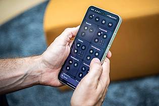 Zacharie Scheurer/dpa-tmn | Nothing OS clustert die Apps nach Kategorien. Auch wenn die Übersetzung ins Deutsche gelegentlich etwas missglückt («Versorgungsunternehmen» für «Utilities») klappt das meistens ganz gut. 