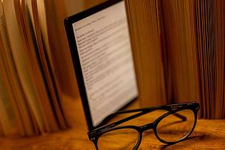 Monika Skolimowska/dpa/dpa-tmn | E-Books sind insgesamt deutlich umweltfreundlicher als klassische Bücher. Das geht aus einer Untersuchung der Stiftung Warentest hervor.