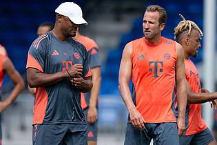 Sven Hoppe/dpa | Trainer Vincent Kompany (l) im Gespräch mit Torjäger Harry Kane.
