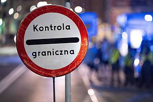 Sebastian Kahnert/dpa |  Polen hat vorübergehend die Grenzkontrollen an der deutsch-polnischen Grenze wieder aufgenommen. Auf dem Schild steht «Kontrola graniczna» auf Deutsch Grenzkontrolle. (Foto aktuell) 