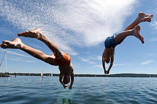 Tobias Hase/dpa/dpa-tmn | Flachköpper macht aua! Einen Kopfsprung ins Wasser sollte man nur wagen, wenn es erlaubt und das Wasser sicher tief genug ist. 